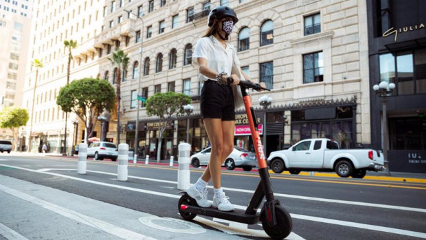 ep una persona en un patinete electrico de spin