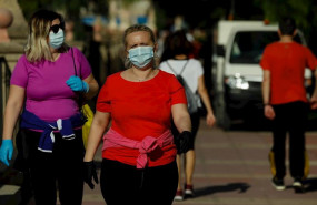 ep varios adultos pasean y hacen ejercicio con mascarillas