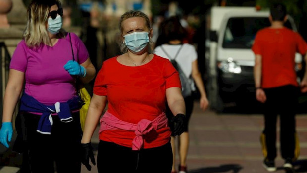 ep varios adultos pasean y hacen ejercicio con mascarillas