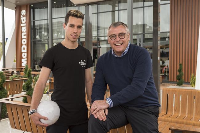 El Youtuber Javier Sanz y el exfutbolista Michael Robinson con McDonald's | MCDONALD'S ep youtuber javier sanzexfutbolista michael robinsonmcdonalds