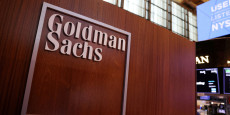 goldman sachs benefice divise par deux au deuxieme trimestre mais meilleur qu attendu grace au trading 