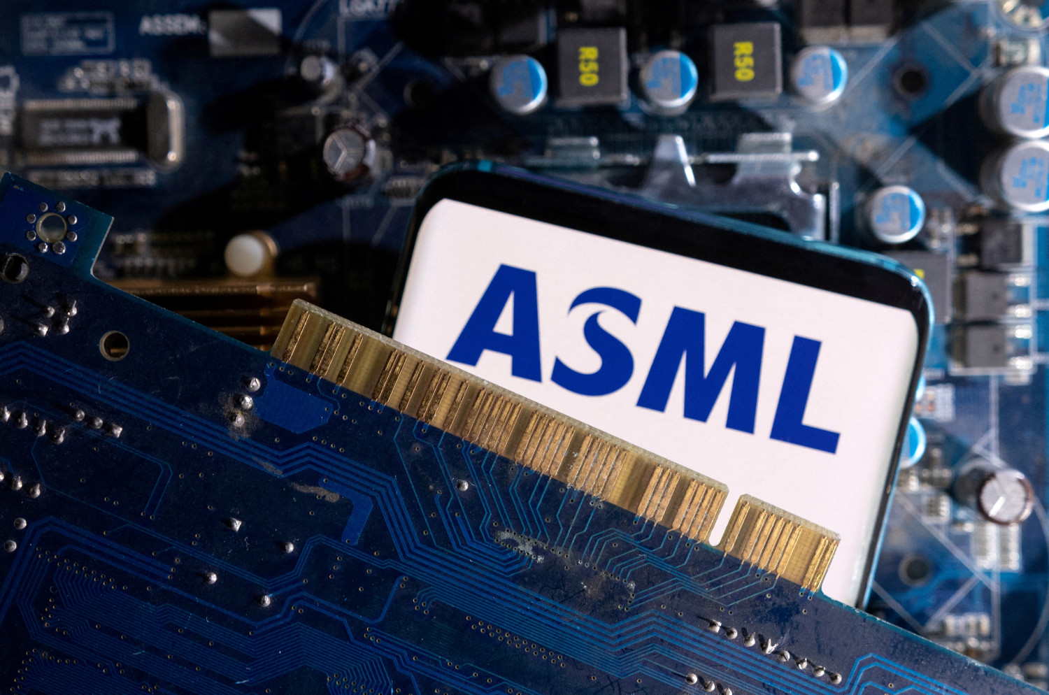 ASML cae: gana 1.224 millones en el primer trimestre (-37%) y decepciona con sus ventas