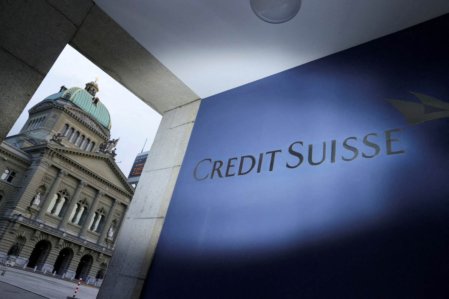 photo d archives du logo de credit suisse devant le parlement suisse 20230524172721 