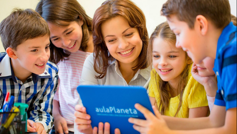 1584471619 profesora tablet alumnos