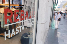 ep archivo   cartel de rebajas en un escaparate de una tienda