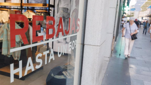 ep archivo   cartel de rebajas en un escaparate de una tienda