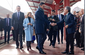 ep archivo   el presidente del gobierno de espana pedro sanchez 4i saluda al hasta ahora secretario