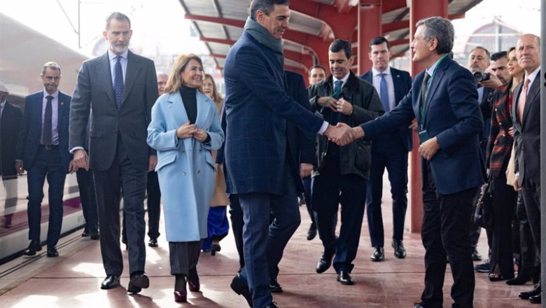 ep archivo el presidente del gobierno de espana pedro sanchez 4i saluda al hasta ahora secretario ep archivo el presidente del gobierno de espana pedro sanchez 4i saluda al hasta ahora secretario