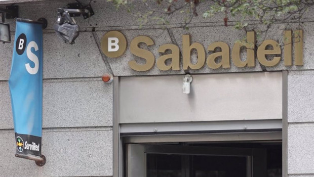 ep archivo   entrada a una oficina de banco sabadell en madrid