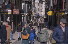 ep archivo   gente paseando junto a comercios de torrelavega cantabria