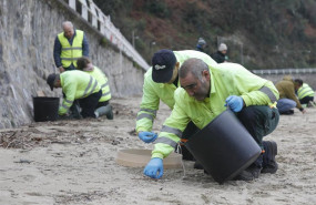 ep archivo   operarios de tragsa recogen pellets de plastico en la playa de aguilar