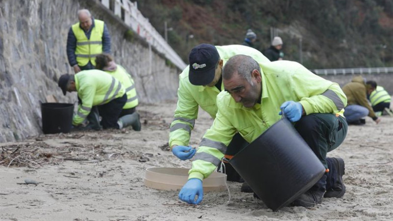 ep archivo operarios de tragsa recogen pellets de plastico en la playa de aguilar ep archivo operarios de tragsa recogen pellets de plastico en la playa de aguilar