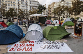 ep archivo   tiendas de campana con carteles durante la acampada de vivienda en la plaza del