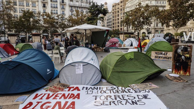 ep archivo tiendas de campana con carteles durante la acampada de vivienda en la plaza del ep archivo tiendas de campana con carteles durante la acampada de vivienda en la plaza del