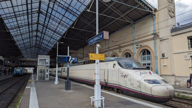 ep archivo   un ave de renfe en una estacion de francia