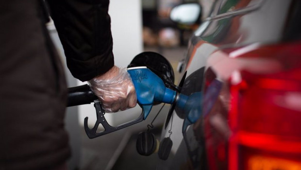 ep archivo   un hombre reposta gasolina en una gasolinera de barcelona a 11 de marzo de 2022 en