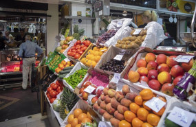 ep archivo   un puesto de frutas y verduras
