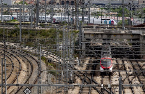 ep archivo un tren de cercanias de renfe y otro de ouigo ep archivo un tren de cercanias de renfe y otro de ouigo