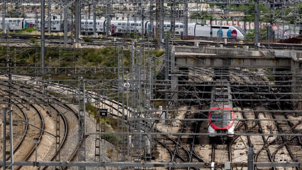 ep archivo   un tren de cercanias de renfe y otro de ouigo