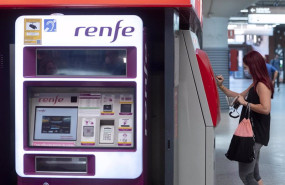 ep archivo   una mujer compra su billete en las taquillas de venta automatica de la estacion de tren