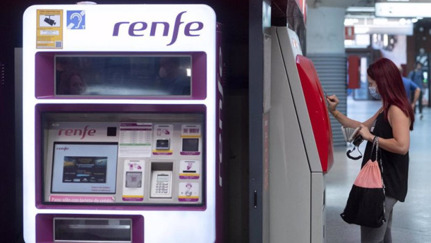 ep archivo   una mujer compra su billete en las taquillas de venta automatica de la estacion de tren