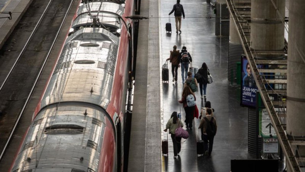 ep archivo   varias personas con maletas en la estacion de tren puerta de atocha almudena grandes a