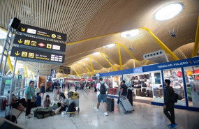 ep archivo   varias personas con maletas en la terminal 4 del aeropuerto adolfo suarez