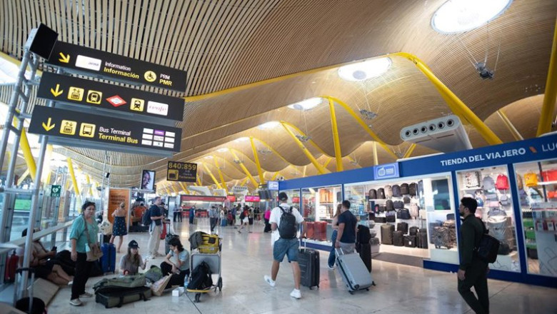 ep archivo   varias personas con maletas en la terminal 4 del aeropuerto adolfo suarez