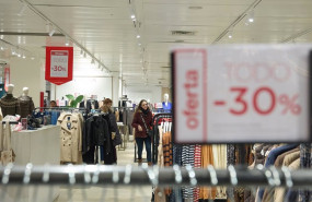 ep archivo   varias personas en los primeros minutos de rebajas en el corte ingles de la calle