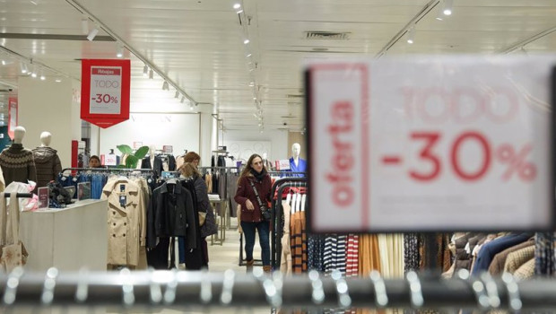 ep archivo   varias personas en los primeros minutos de rebajas en el corte ingles de la calle