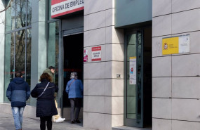 ep archivo   varias personas llegando a una oficina de empleo