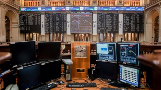 ep archivo   varios ordenadores y paneles en el palacio de la bolsa a 1 de febrero de 2023 en madrid