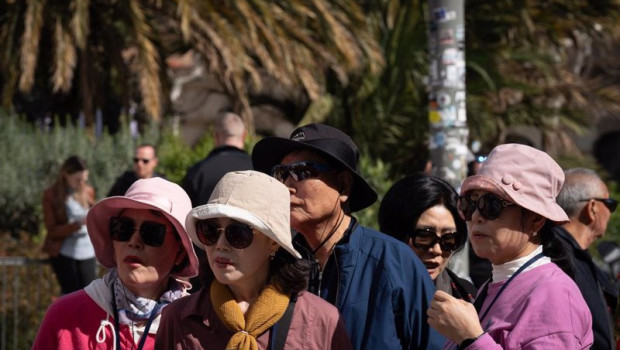 ep archivo   varios turistas junto a la sagrada familia a 15 de marzo de 2024 en barcelona catalunya