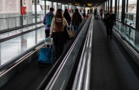 ep archivo   viajeros recien llegados se dirigen al aparcamiento de la t4 en el aeropuerto adolfo