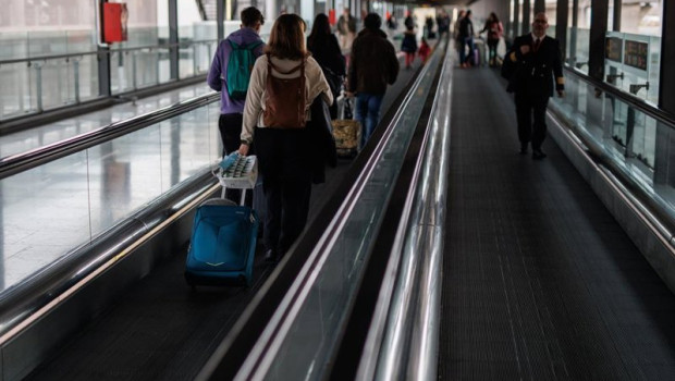 ep archivo   viajeros recien llegados se dirigen al aparcamiento de la t4 en el aeropuerto adolfo