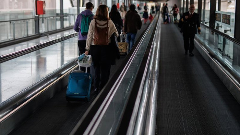 ep archivo   viajeros recien llegados se dirigen al aparcamiento de la t4 en el aeropuerto adolfo