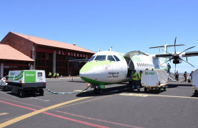ep avion de la compania binter canarias en el aeropuerto de el hierro