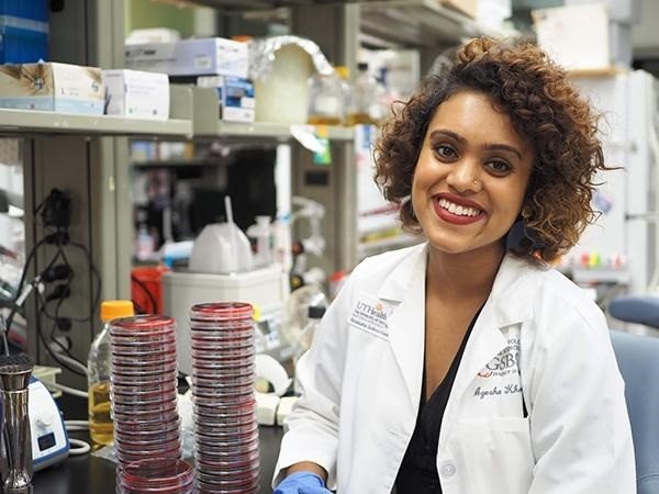 Ayesha Khan, estudiante de doctorado en el MD Anderson Cancer Center de la Universidad de Texas UTHealth Graduate School of Biomedical Sciences, fue la autora principal del estudio. | UTHEALTH ep ayesha khan estudiante de doctorado en el md anderson cancer center de la universidad de texas