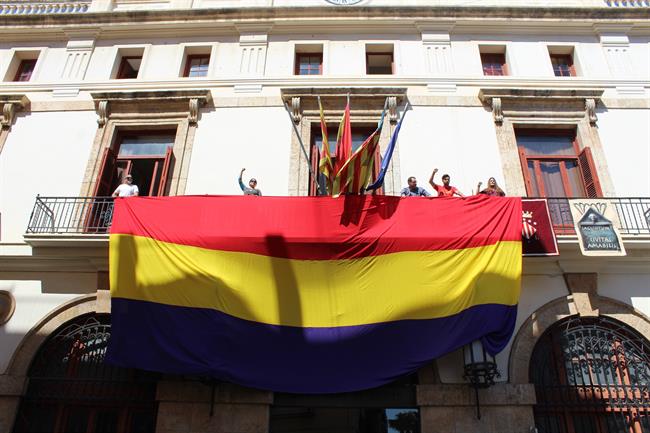 Bancera republicana en el Ayuntamiento de Sagunto | AYUNTAMIENTO DE SAGUNTO ep bancera republicanaayuntamientosagunto