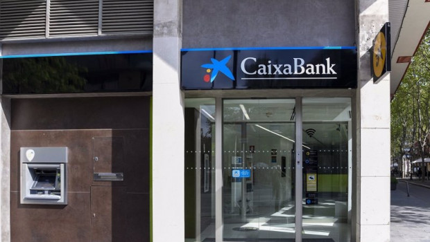 ep caixabank concluye la unificacion de la marca en la red de oficinas