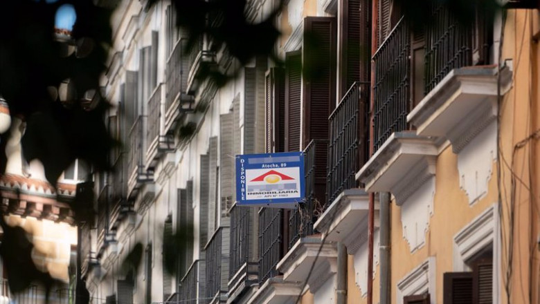 ep cartel de venta en un edificio de la capital en una imagen de archivo