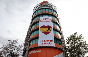 ep ciudadanos despliega una lona con un crespon negro junto a la bandera de espana en su sede