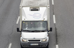 ep dos trabajadores en su camion con mascarillas