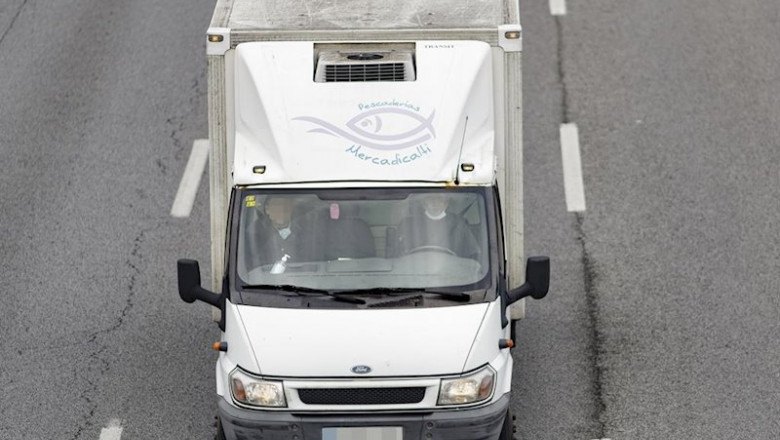 Dos trabajadores en su camión con mascarillas. | Eduardo Parra - Europa Press ep dos trabajadores en su camion con mascarillas