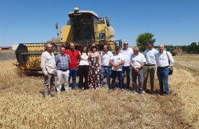 ep el consejero joaquin antonio pino centro con representantes sindicales agrarios y autoridades