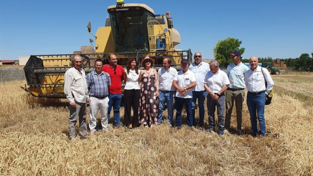 ep el consejero joaquin antonio pino centro con representantes sindicales agrarios y autoridades