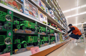 ep el dependiente de una tienda de juguetes coloca articulos en las estanterias de uno de los