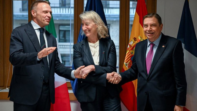 El ministro de Agricultura y Pesca, Luis Planas, junto a sus homólogos de Italia, Francesco Lollobrigida, y Francia, Catherine Chabaud, en el marco de la reunión en Bruselas. | FREDERIC SIERAKOWSKI // EUROPEAN COUNCIL ep el ministro de agricultura y pesca luis planas junto a sus homologos de italia francesco