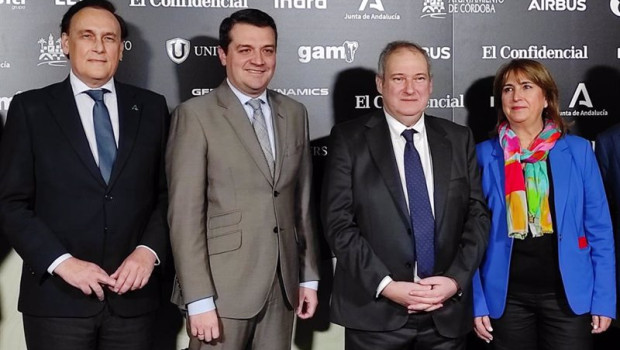 ep el ministro de industria y turismo jordi hereu segundo por la dcha junto a representantes