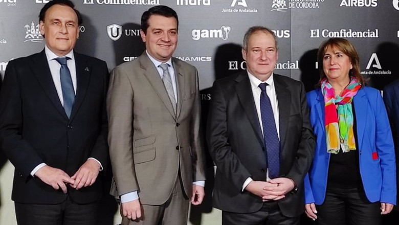 ep el ministro de industria y turismo jordi hereu segundo por la dcha junto a representantes